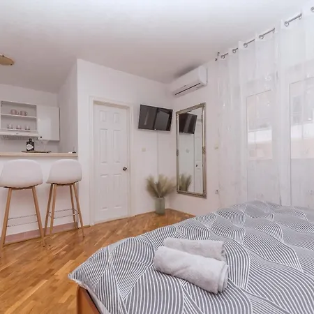 Skiljini Dvori - Studio-apartman 3 마카르스카