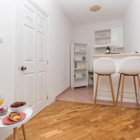 Skiljini Dvori - Studio-apartman 3 アパート *
